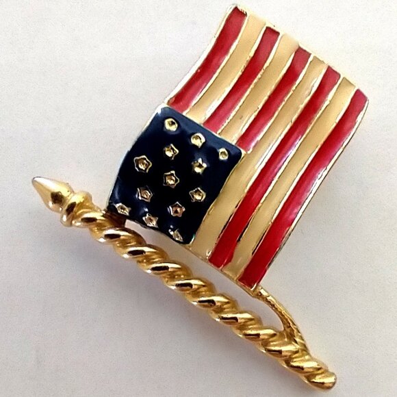 Trifari Vintage US Flag Pin Brooch Enamel Goldtone Unisex - Picture 1 of 9